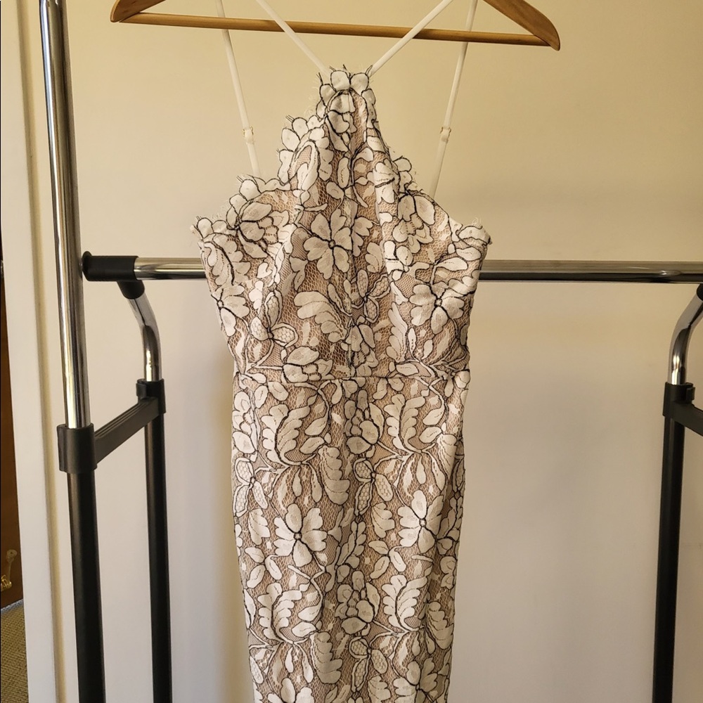 Nude / Off White Scalloped Lace Lulus Dress XS